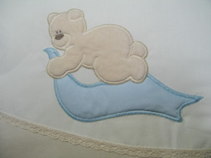 Детское постельное белье с вышивкой Putti Мишка под одялом, бежевый с голубым, постельный комплект в детскую кроватку: 7 элементов