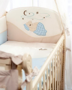 Детское постельное белье с вышивкой Putti Мишка под одялом, бежевый с голубым, постельный комплект в детскую кроватку: 7 элементов