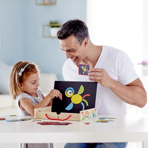 Чемодан с магнитами Hape E1631 деревянный, 105 деталей
