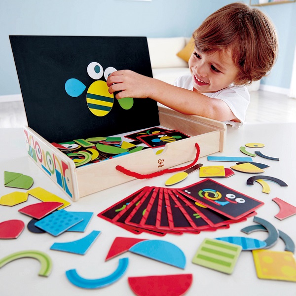 Чемодан с магнитами Hape E1631 деревянный, 105 деталей