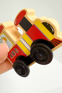 Игрушка деревянная Паровозик с цифрами, на магнитах