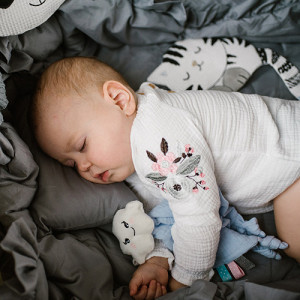 Игрушка-обнимашка BabyOno Кошечка Blink and Shine, шуршащая