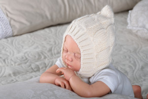 Шапочка для новорожденных MagBaby Косы, с завязками, на трикотаже