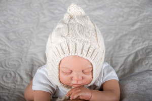 Шапочка для новорожденных MagBaby Косы, с завязками, на трикотаже