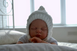 Шапочка для новорожденных MagBaby Косы, с завязками, на трикотаже